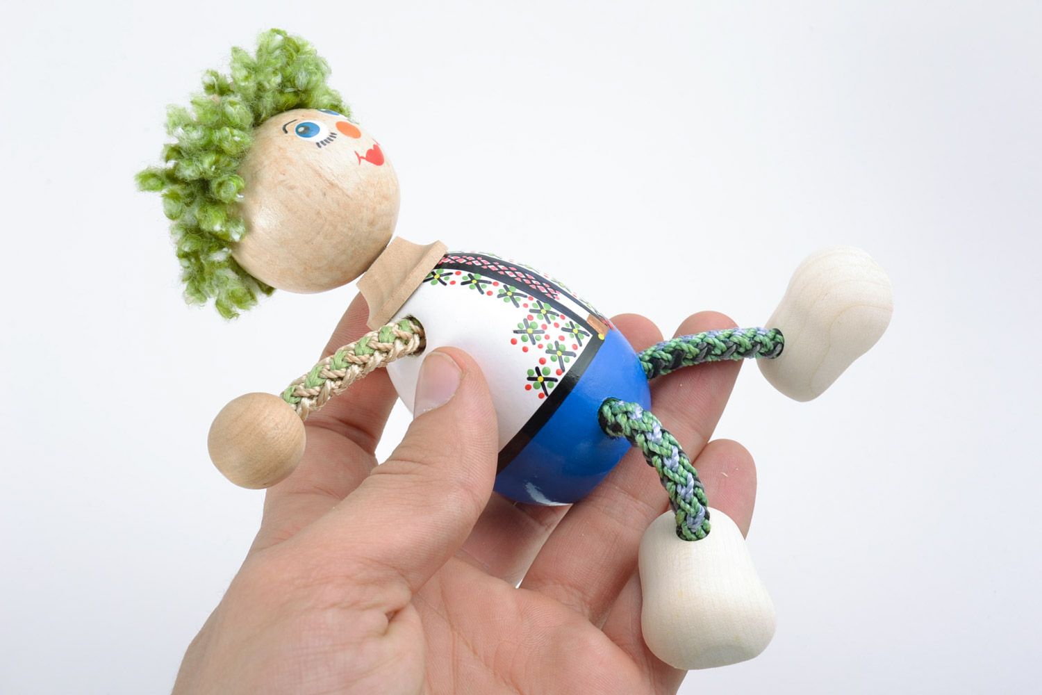 Bemaltes originelles Spielzeug aus Holz Clown mit grünen Haaren Handarbeit foto 2