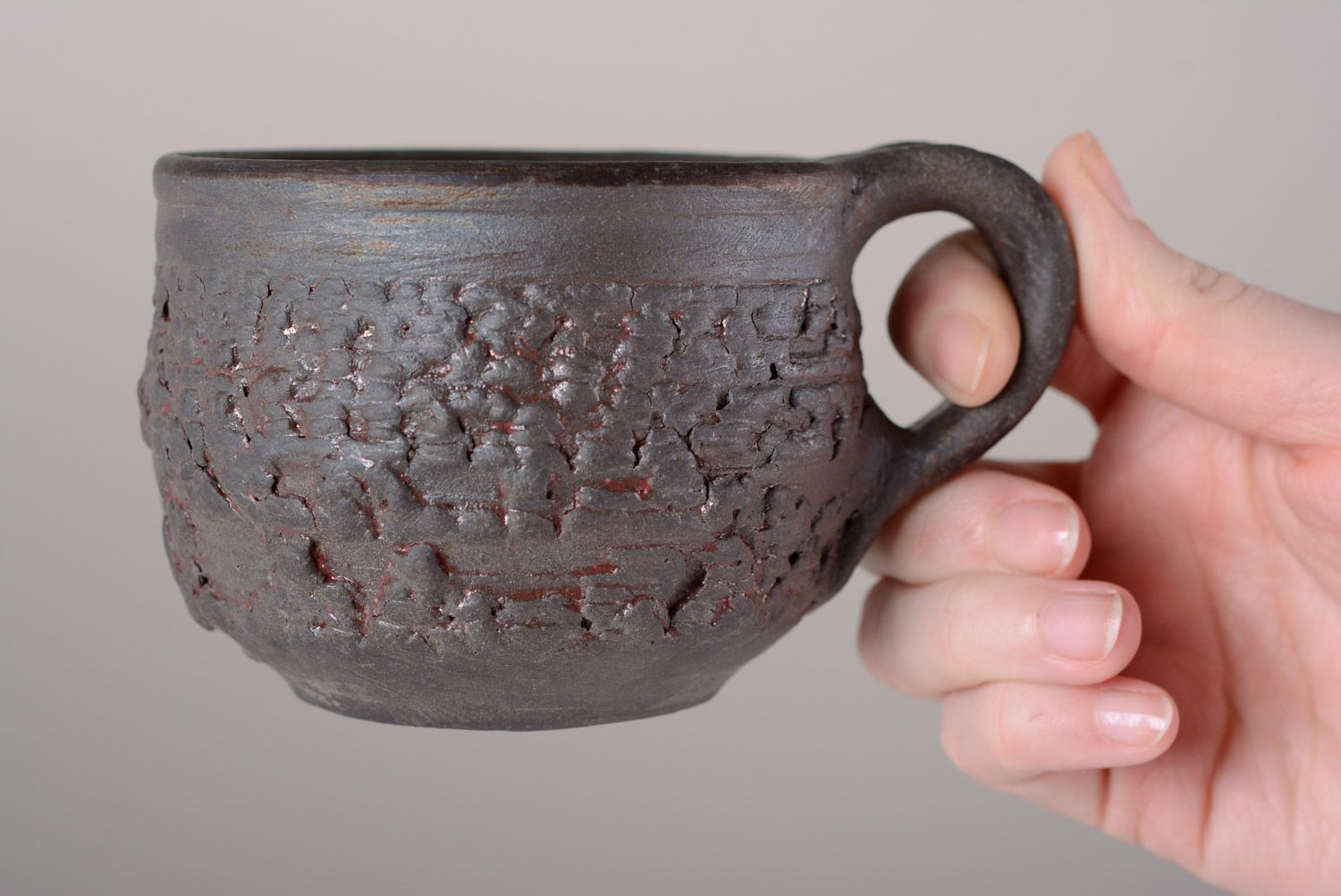 Taza original decorada de cerámica hecha a mano sin asa de tostación reductora foto 2