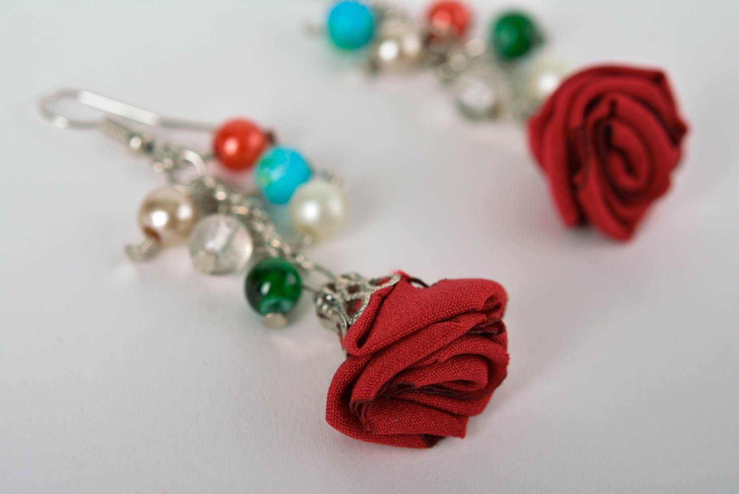 Серьги ручной работы серьги из бусин длинные сережки с красными розами фото 1
