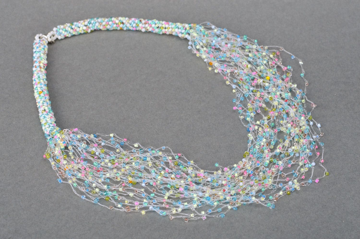 Long collier en perles de rocaille multicolore d'été fait main pour femme  photo 2