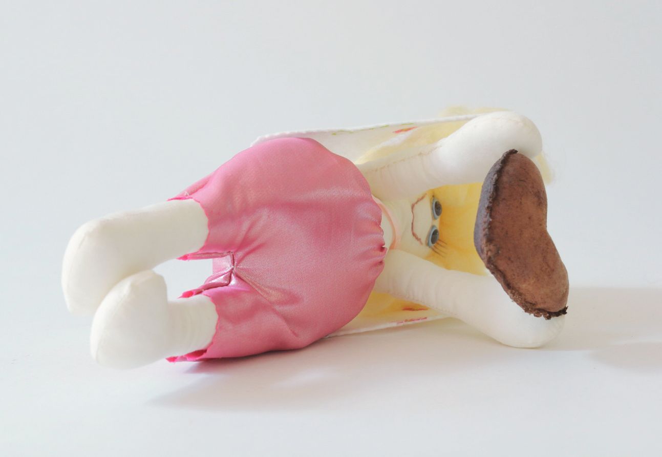 Bambola morbida in cotone fatta a mano pupazzo tessile angelo con cuore bello foto 3