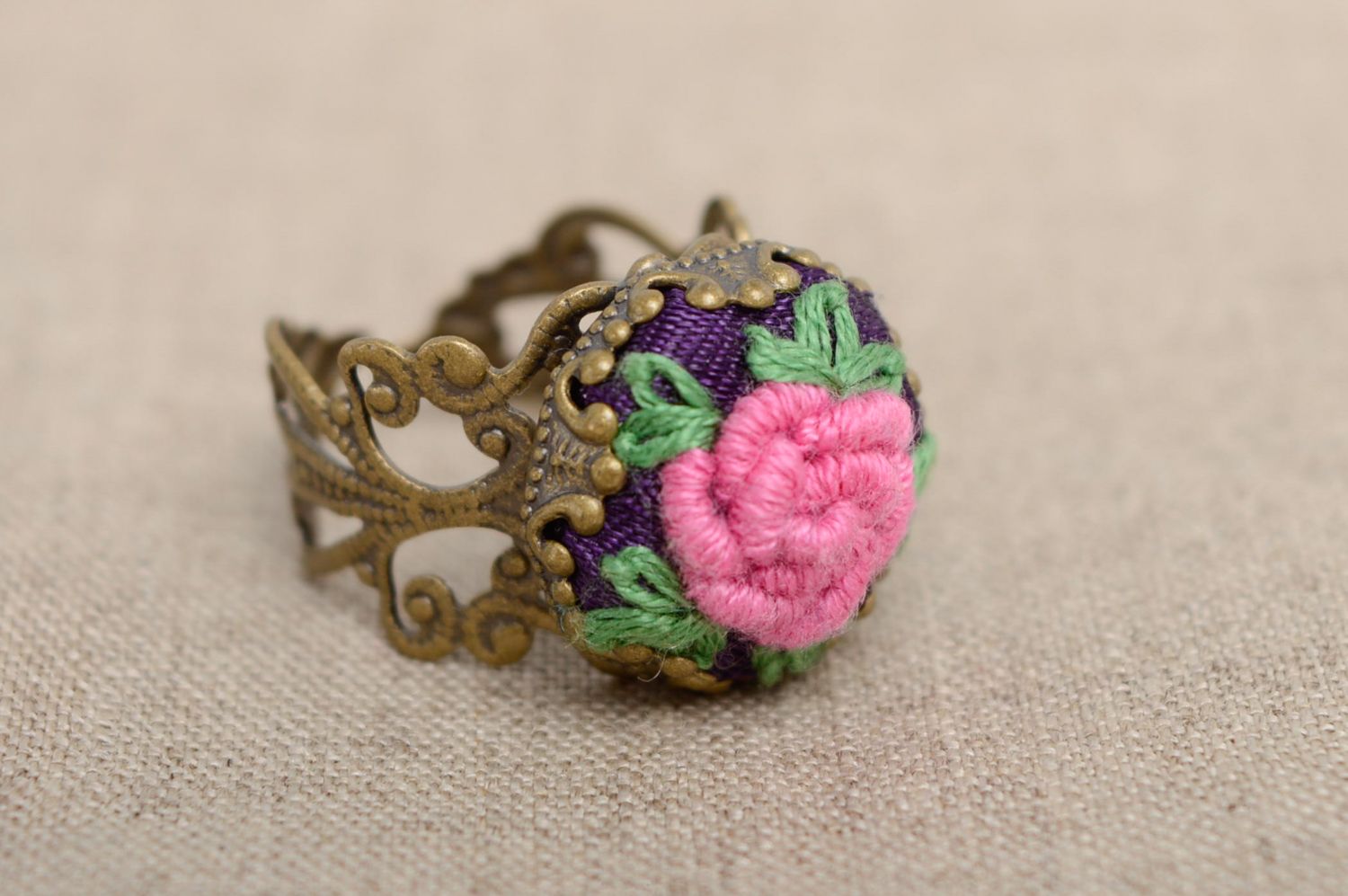 Металлическое кольцо с вышивкой рококо Чайная роза фото 1