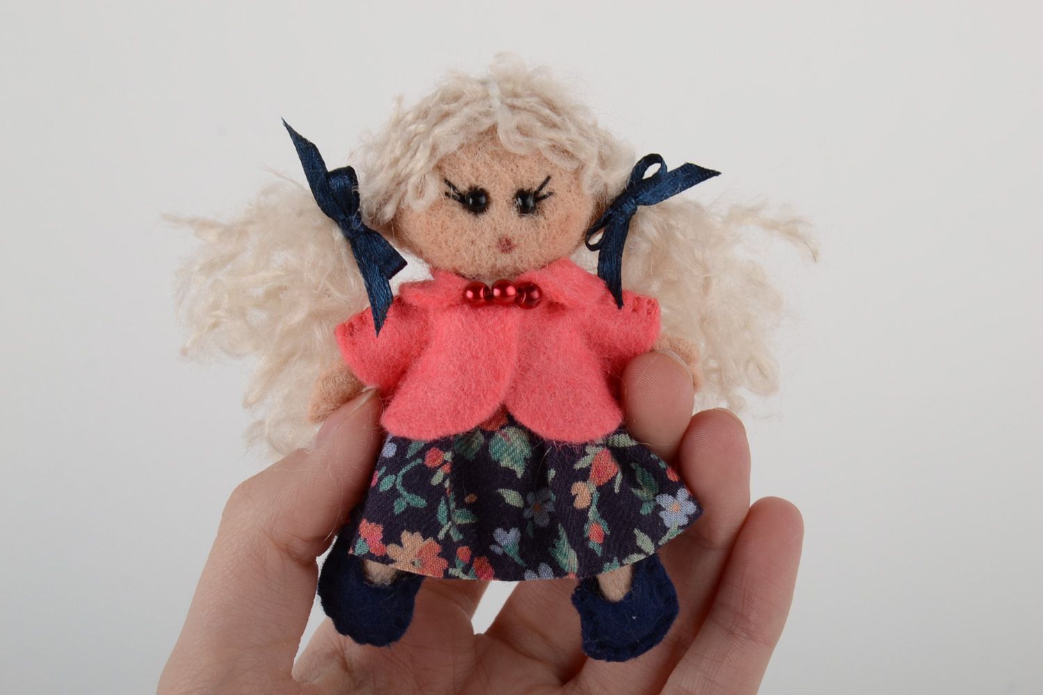 Broche décorative en tissu faite main originale en forme de poupée en robe photo 5