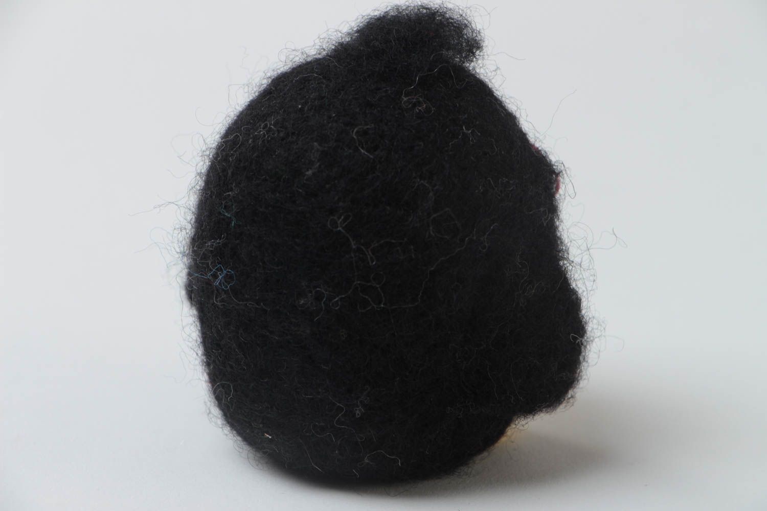 Juguete de lana artesanal con forma de pingüino en técnica de fieltro seco  foto 3