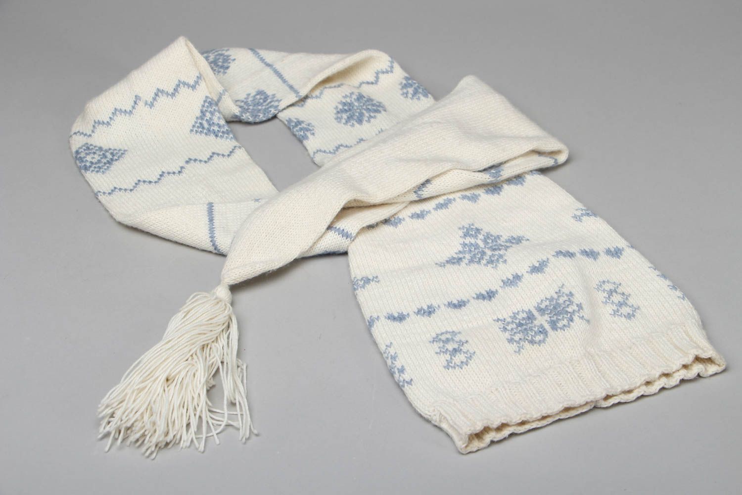 Weibliche handmade Mütze und Schal aus Wolle in Weiß foto 2