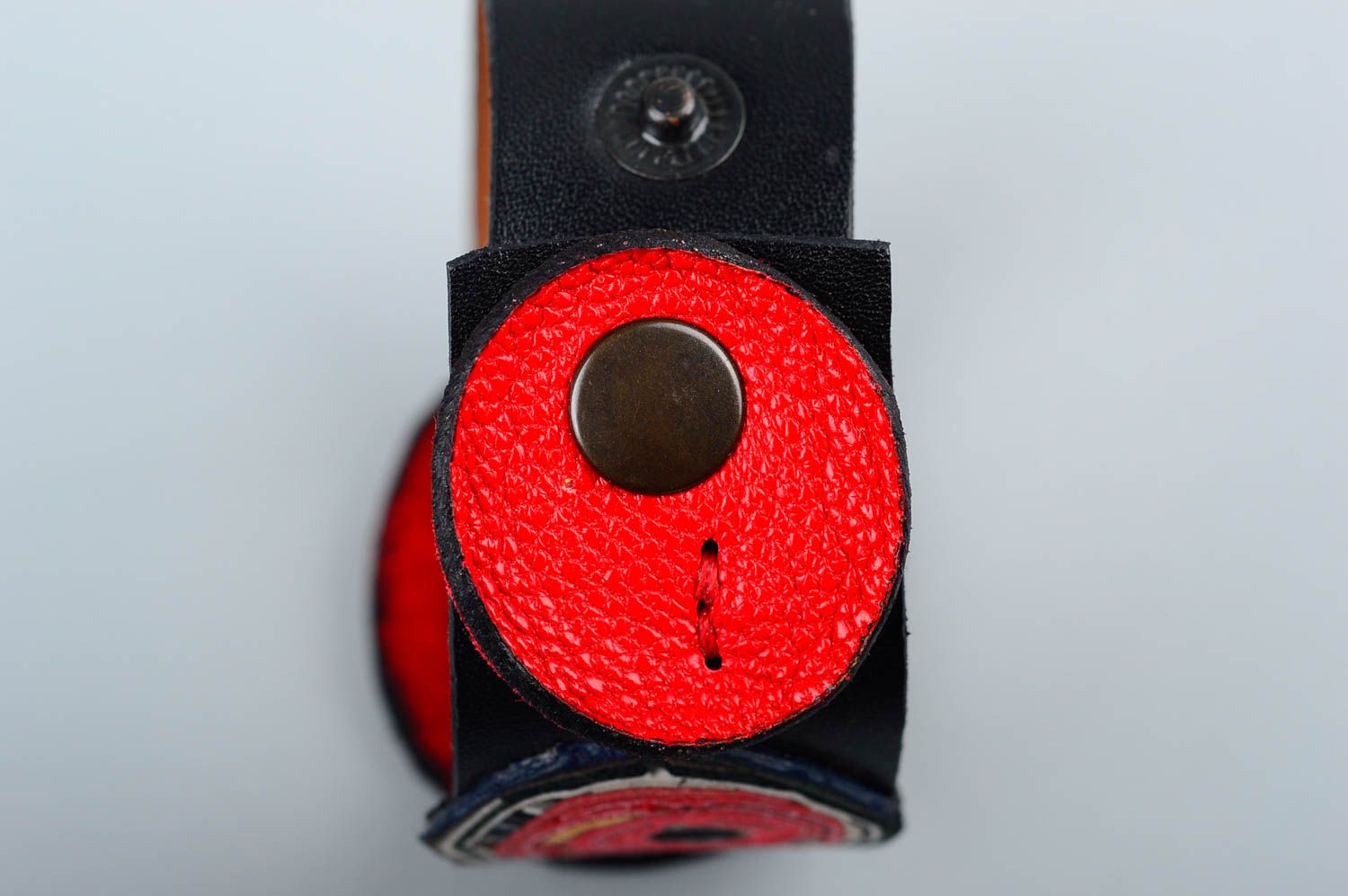 Браслет из кожи украшение ручной работы кожаный браслет с красными кольцами фото 5