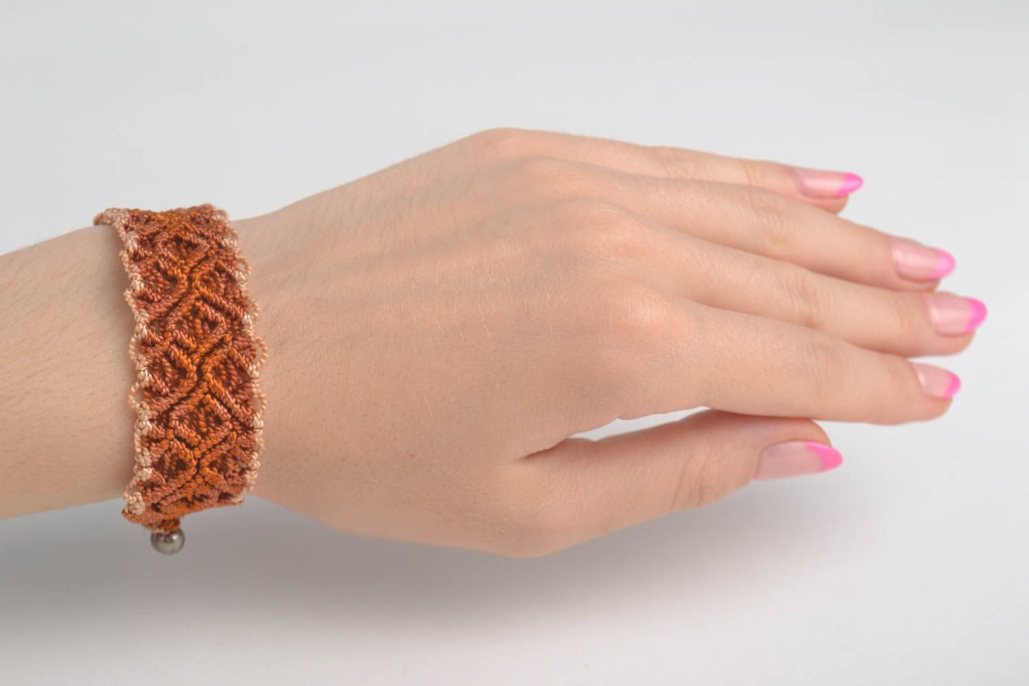 Bracelet textile Bijou fait main Accessoire femme marron large technique macramé photo 1