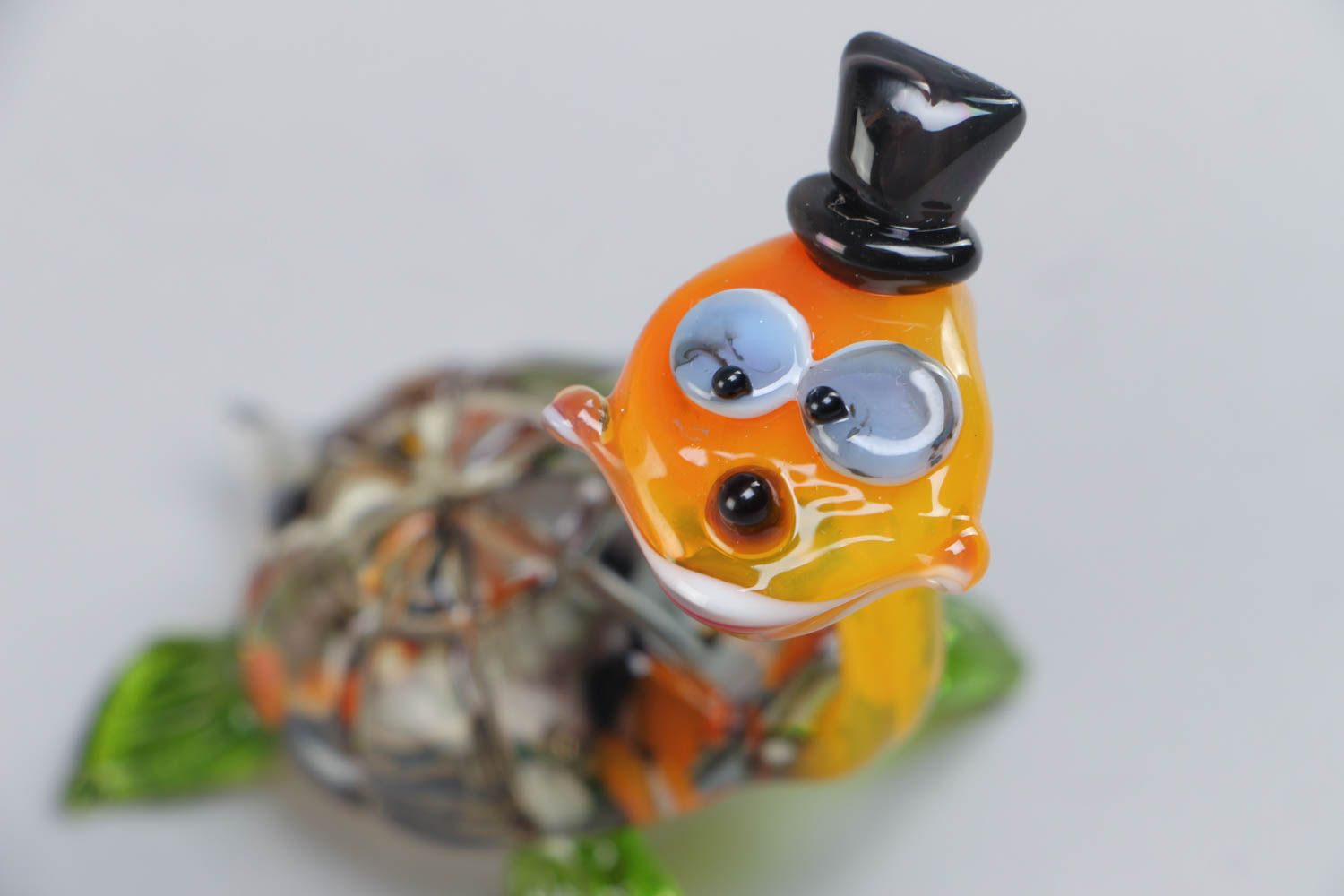 Figura de vidrio hecha a mano y pintada en técnica lampwork con forma de tortuga  foto 3