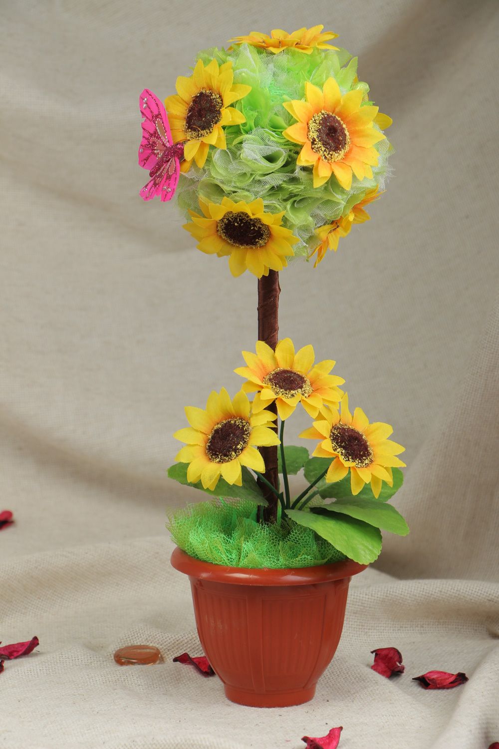 Topiario artesanal de flores artificiales verde amarillo en maceta plástica foto 4