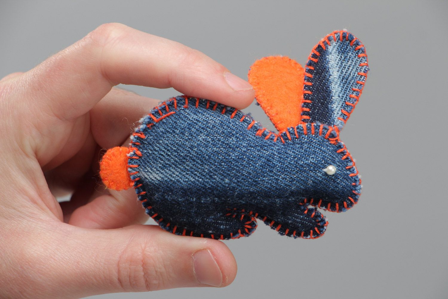 Handgemachtes weiches kleines Stoff Spielzeug für Dekoration Hase aus Jeansstoff und Baumwolle foto 5