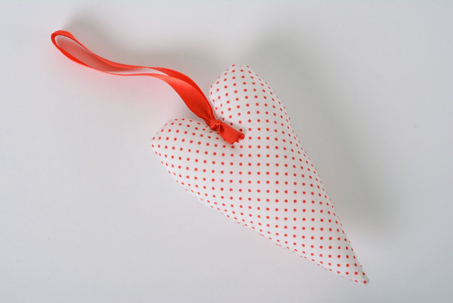 Colgante decorativo hecho a mano de textil con forma de corazón bordado rojo  foto 4