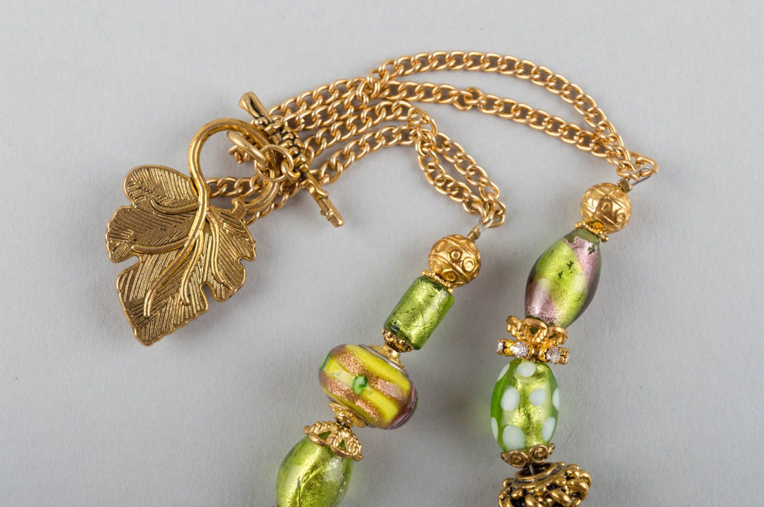 Kleines grünes handgemachtes Collier aus Glas elegantes Geschenk für Frauen foto 3