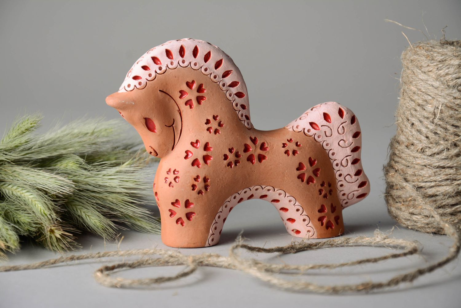 Глиняная лошадка в красных сердечках фото 1