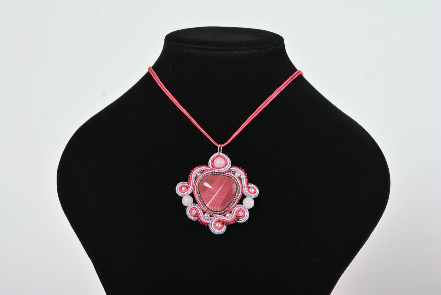 Pendentif design Bijoux fait main Accessoire femme avec quartz rose soutache photo 1