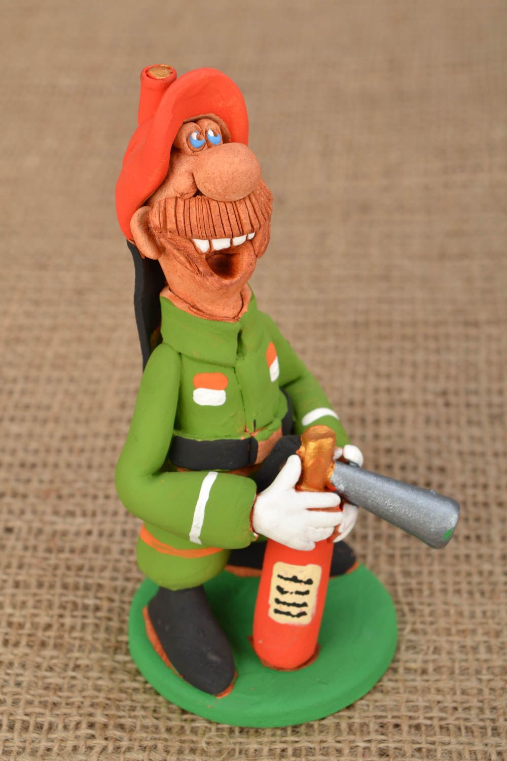 Figura de arcilla Bombero con extintor de fuego foto 1