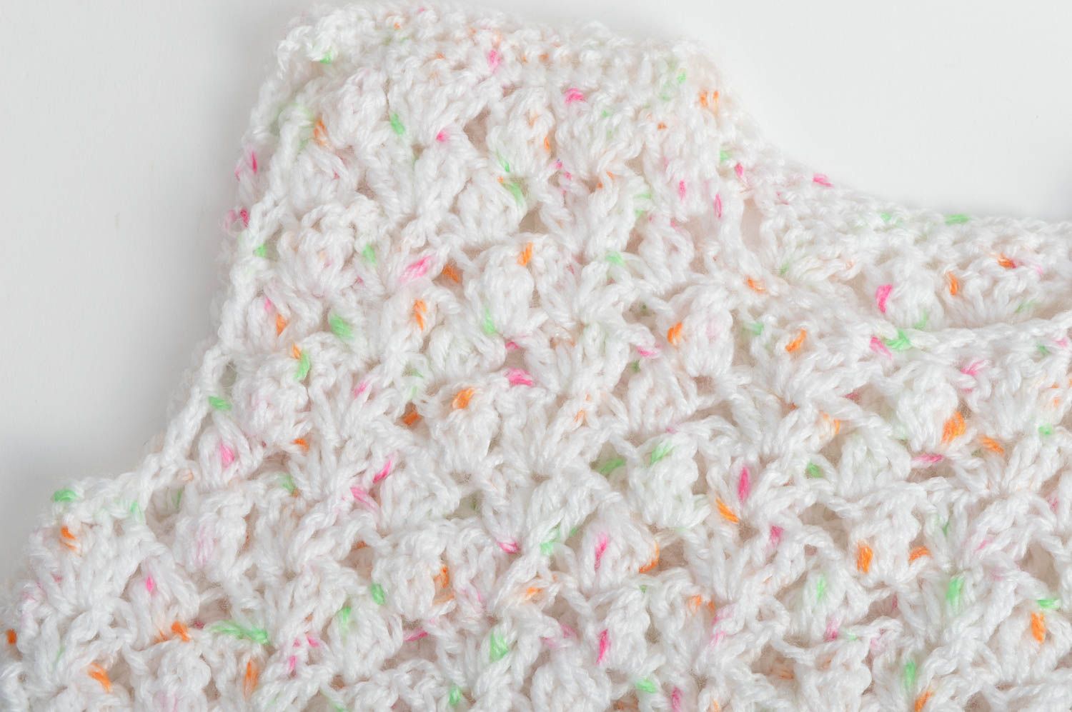 Chaleco tejido infantil blanco calado artesanal con esparcidos multicolores foto 4