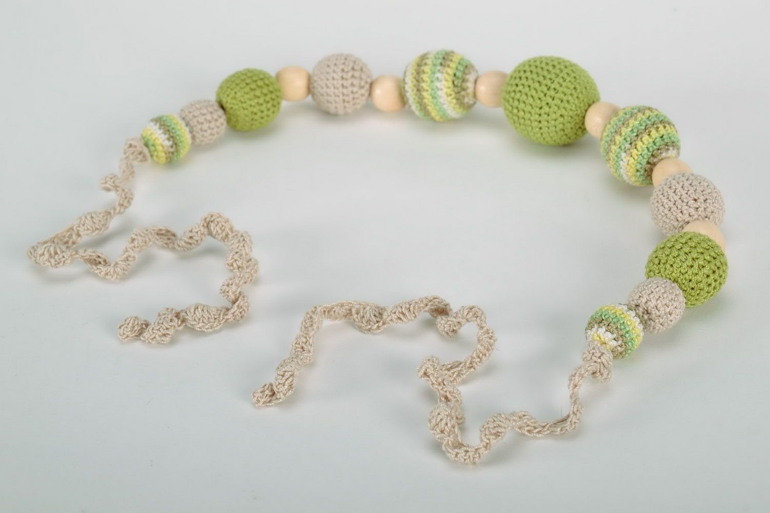 Handgemachte lindgrüne Slingo Halskette aus Holzperlen foto 3