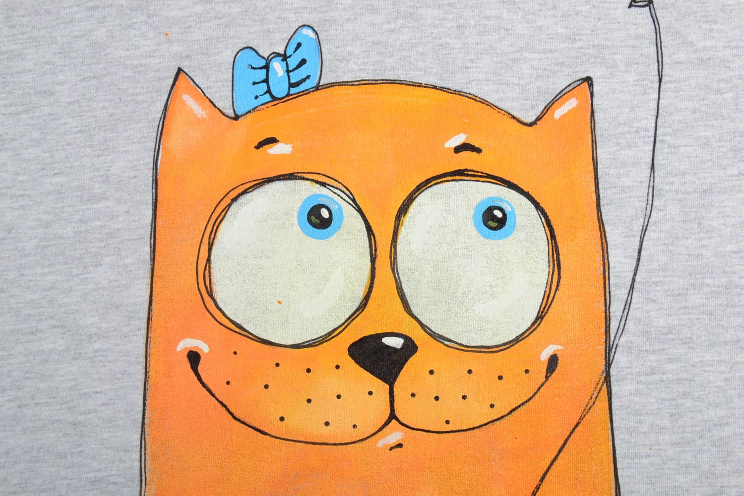 Handmade gray cotton T-shirt with acrylic painting in the shape of cute cat  photo 2