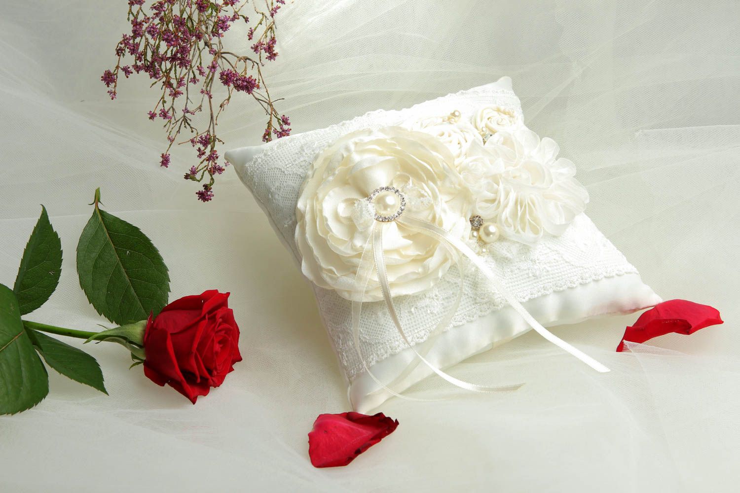 Свадебный аксессуар хэндмэйд белаяя подушечка для колец атрибут для свадьбы фото 1
