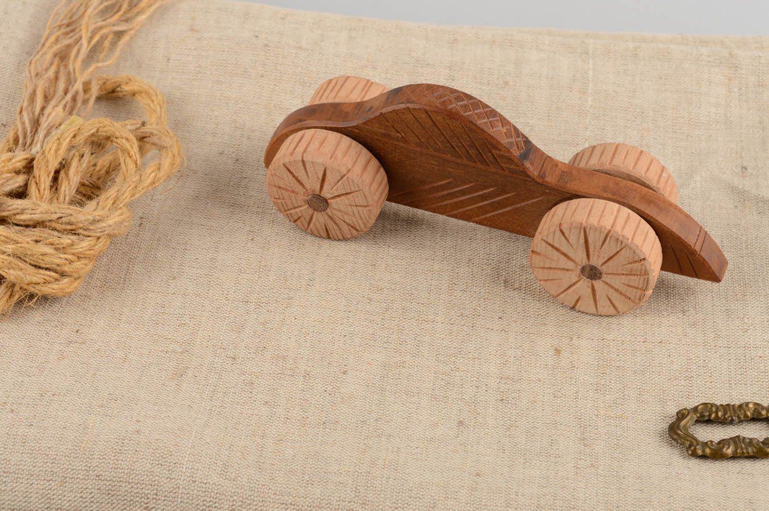 Petit jouet voiture écologique en bois naturel à roulettes fait main décoration photo 1