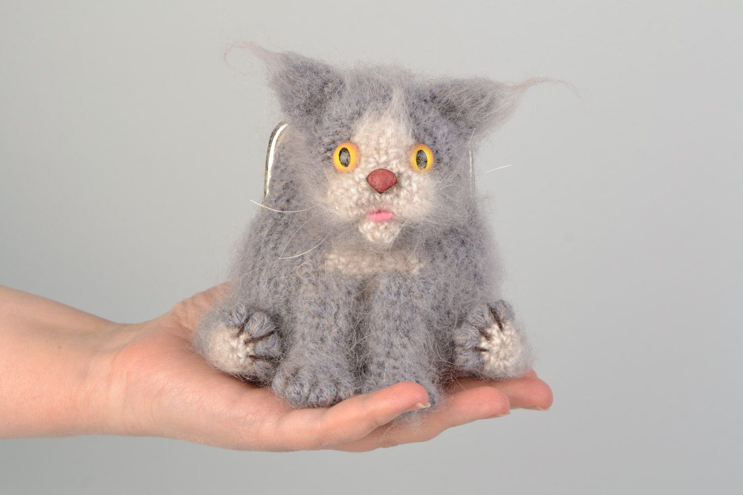 Monedero artesanal tejido a ganchillo de hilos de angora gato gris para niños  foto 2