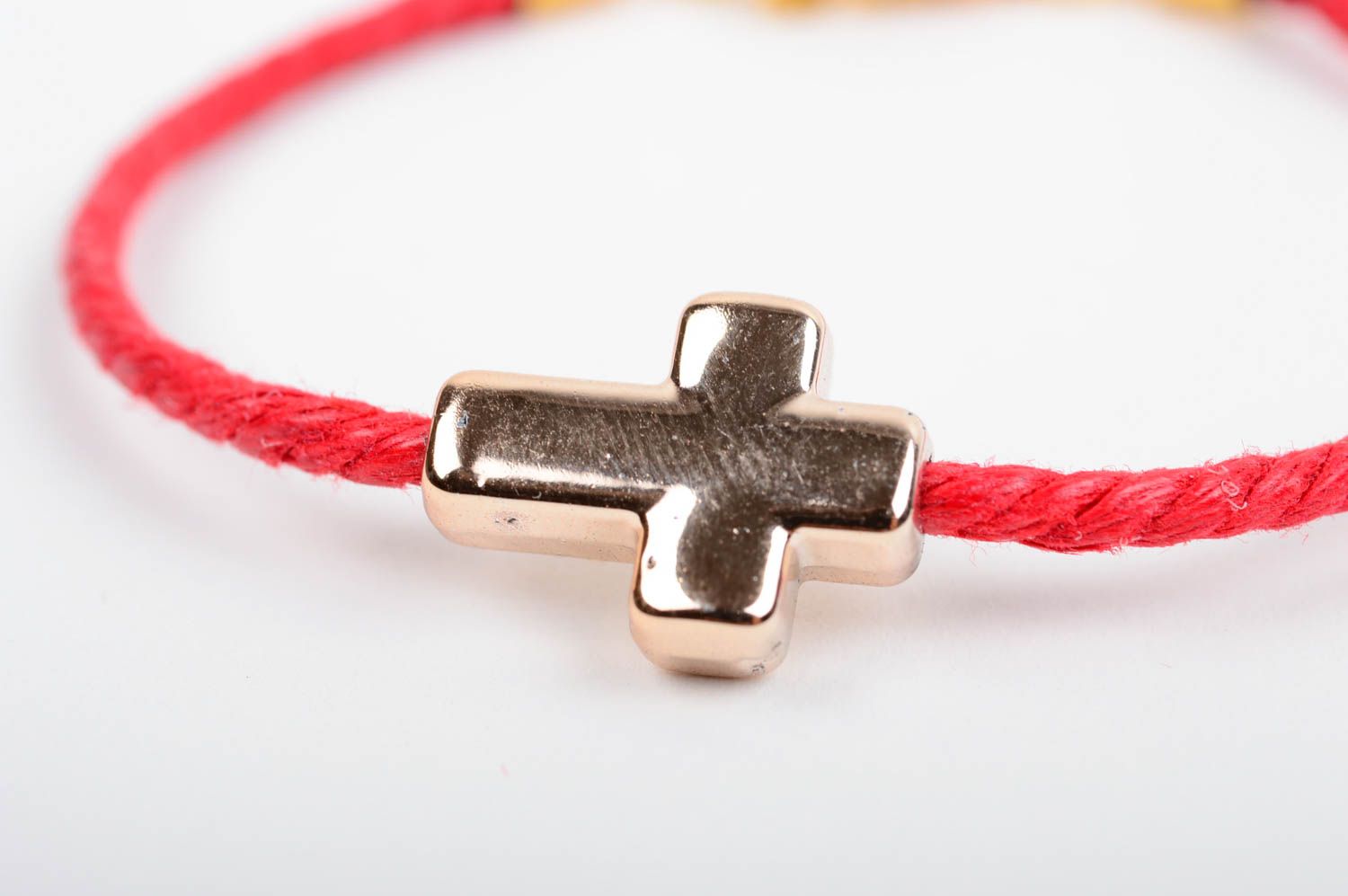 Bracelet rouge tressé de fils fin avec croix en plastique accessoire fait main photo 2