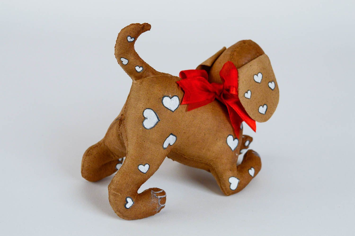 Мягкая игрушка собачка небольшая коричневая с сердечками ручная работа фото 3