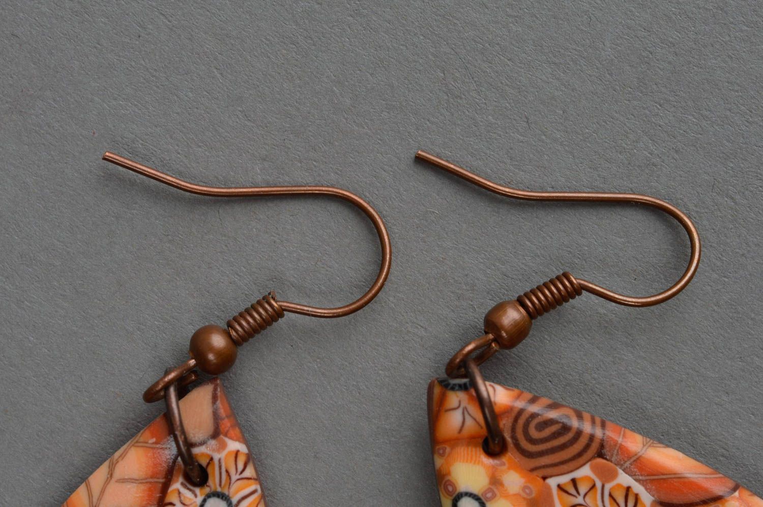 Handgemachte Ohrringe aus Polymerton mit Muster samt Metallbeschlägen für Damen foto 4