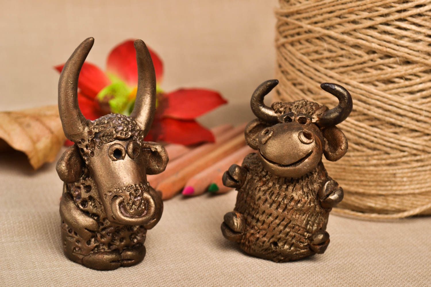 Handmade Deko handgemachte Geschenke Figuren Set Ton Figuren Stier und Kuh  foto 1