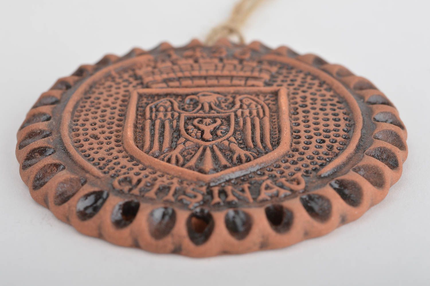 Панно на стену круглой формы коричневое с гербом красивое из глины ручная работа фото 5