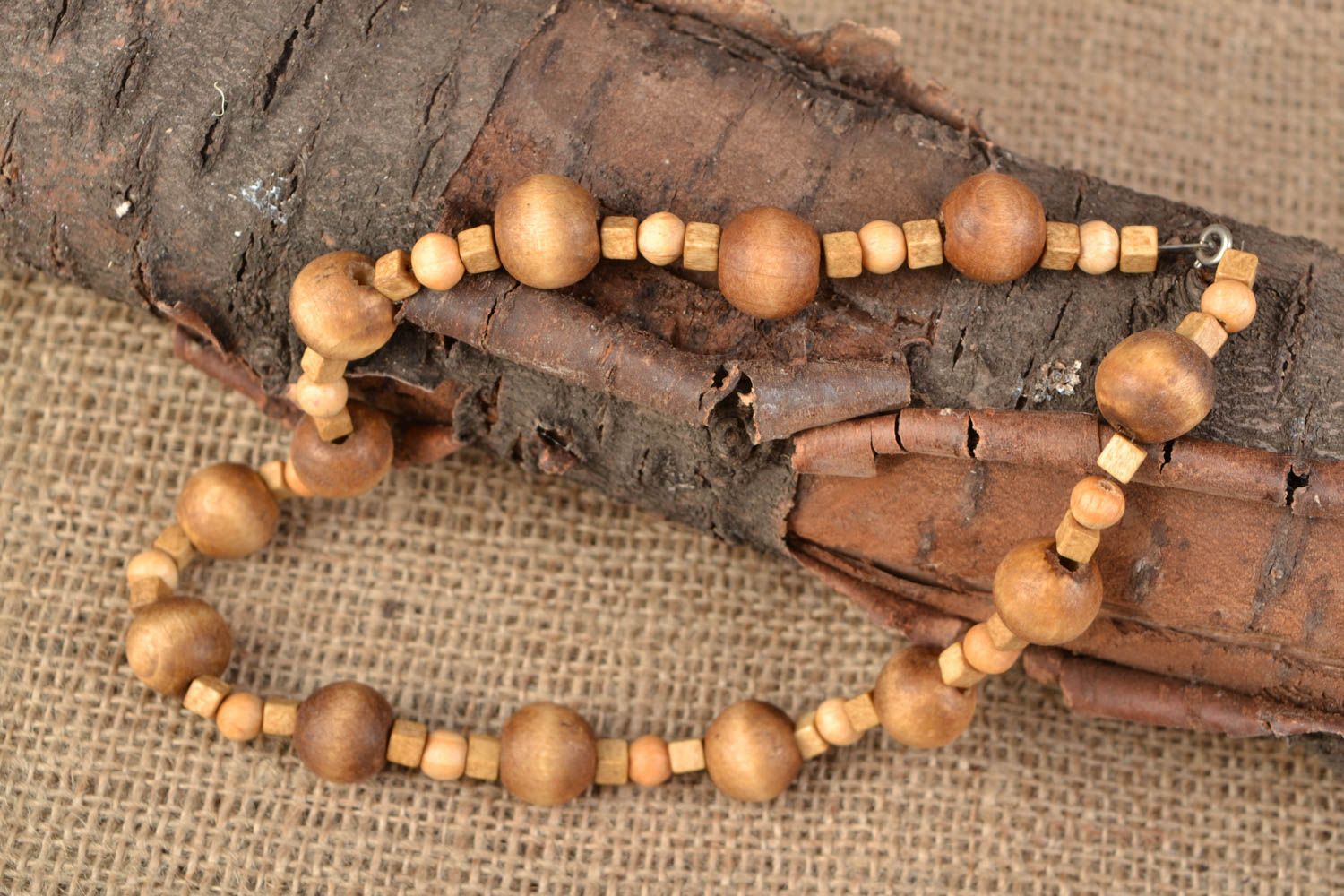 Collier en bois beige style ethnique fait main bijou artisanal pour femme photo 1