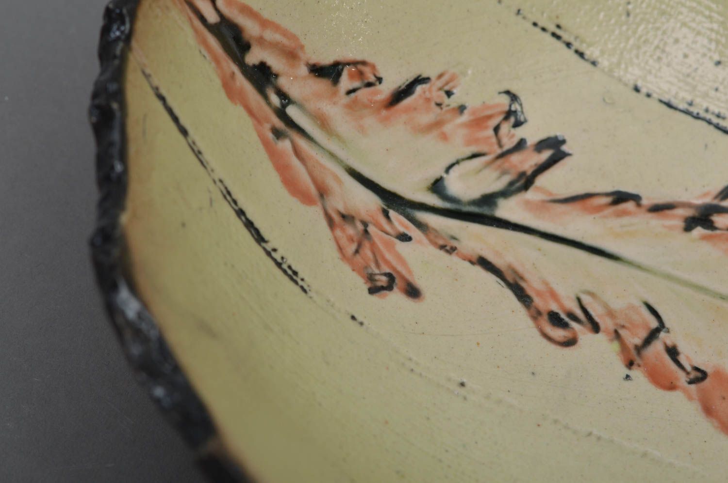 Пиала из фарфора бежевая с рисунком на дне с волнистым краем ручная работа фото 2