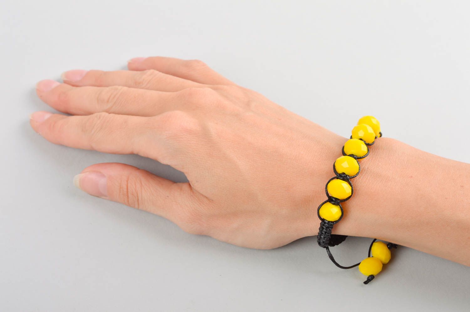 Bracciale shamballa d'autore fatto a mano accessorio giallo nero da donna
 foto 4
