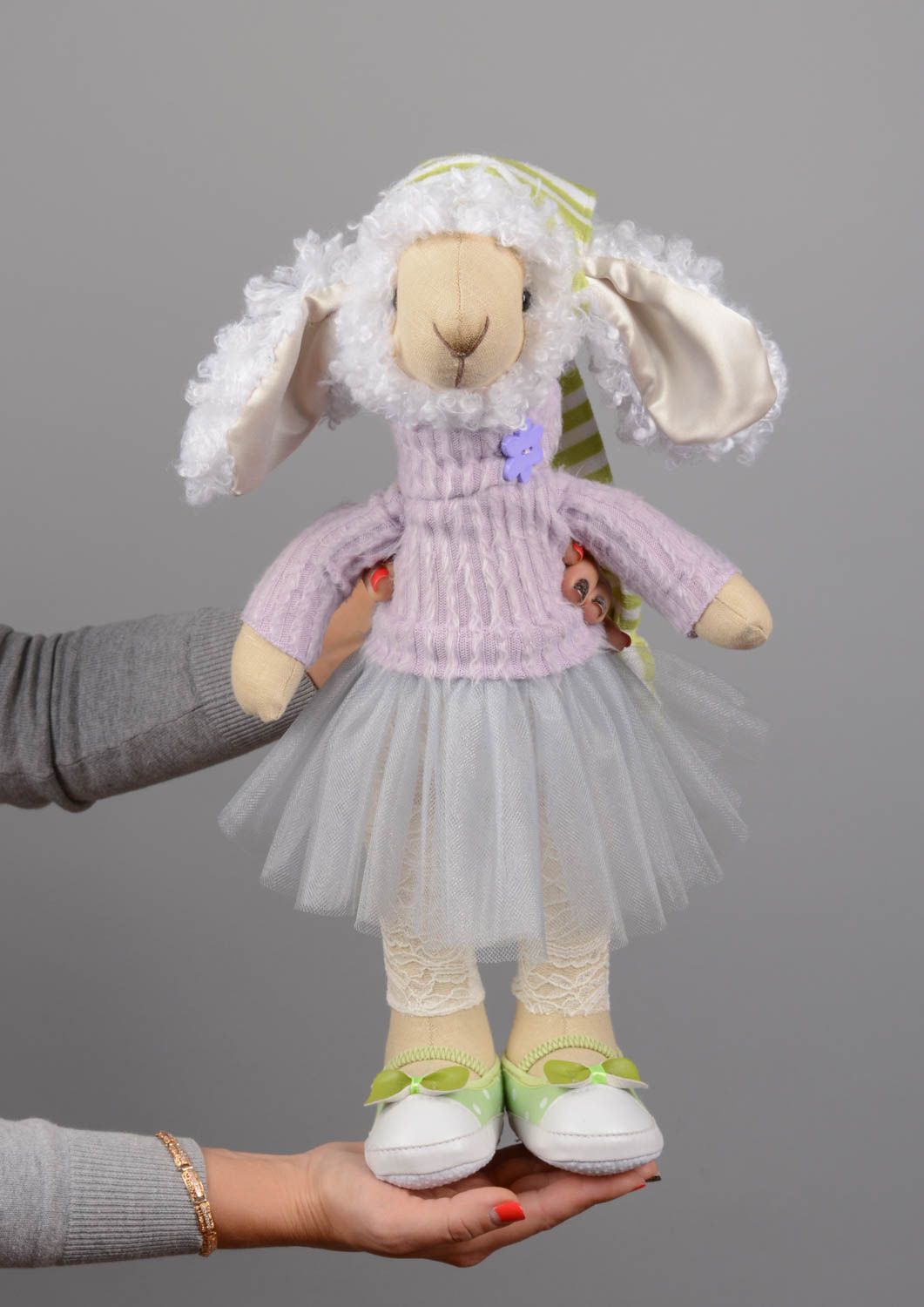Textil Kuscheltier Schaf im Kleid niedlich Spielzeug für Kinder und Deko foto 5