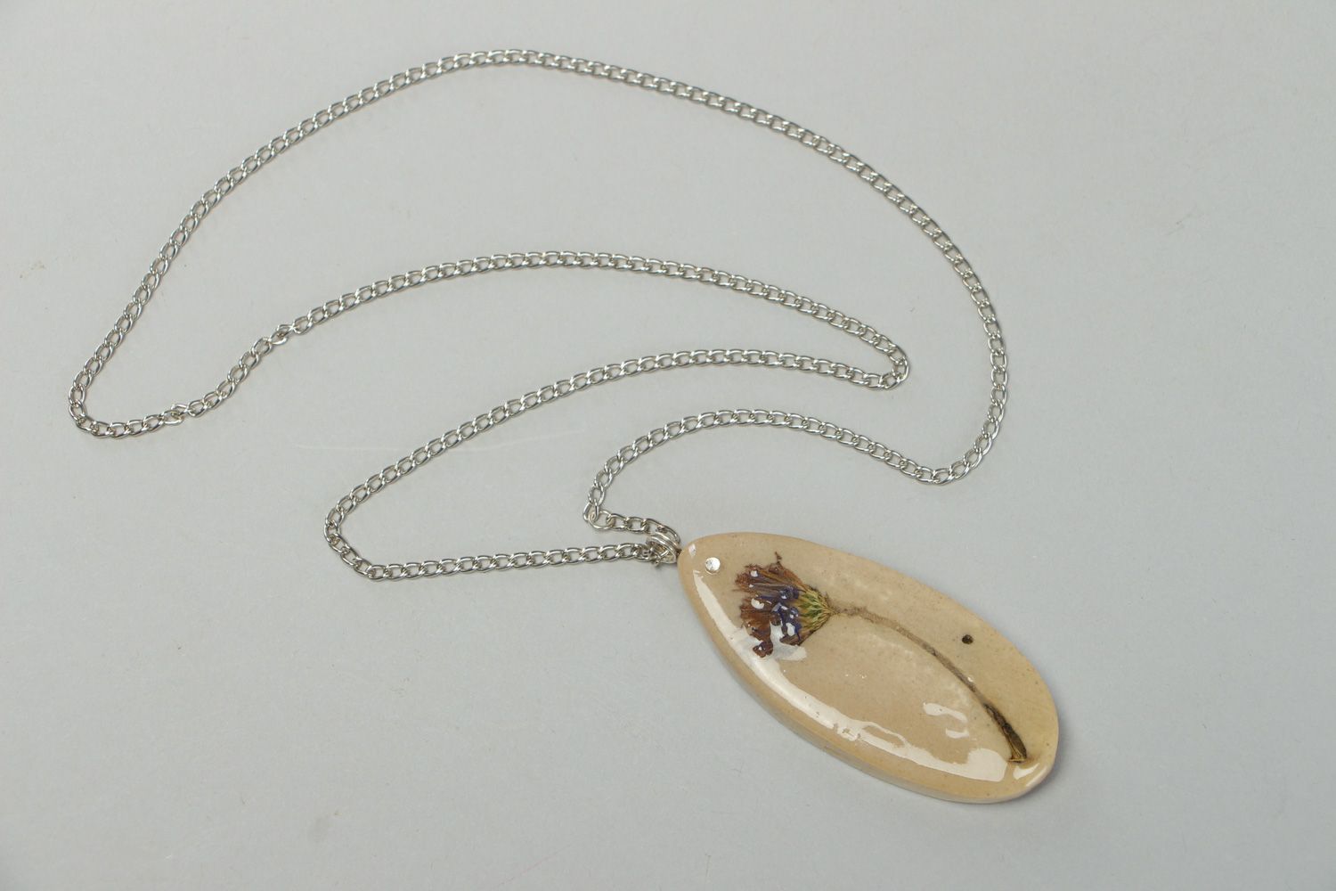 Handmade botanical neck pendant with real flower coated with epoxy photo 1
