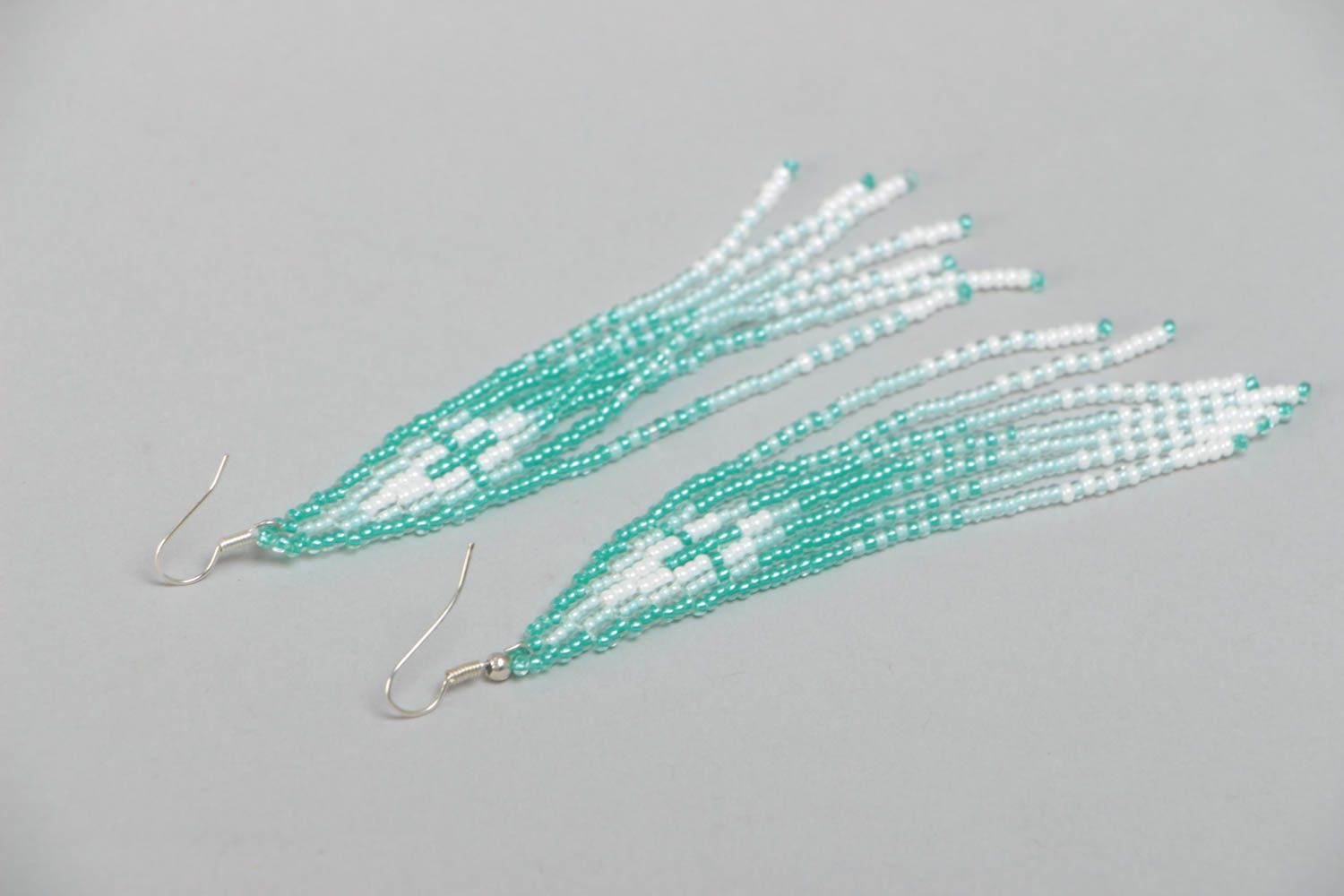 Lange schöne handmade Ohrringe mit böhmischen Glasperlen in hellen Farbtönen foto 4