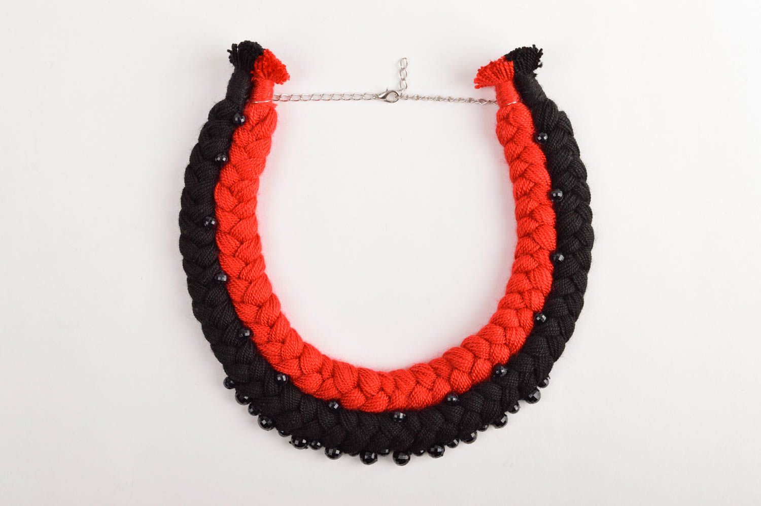 Collier textile Bijou fait main Accessoire femme noir et rouge en fils photo 2