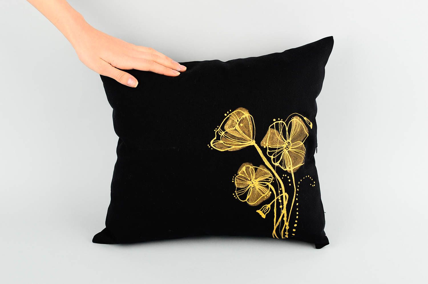 Диванная подушка хенд мейд декоративная подушка черная цветы подушка на диван фото 2
