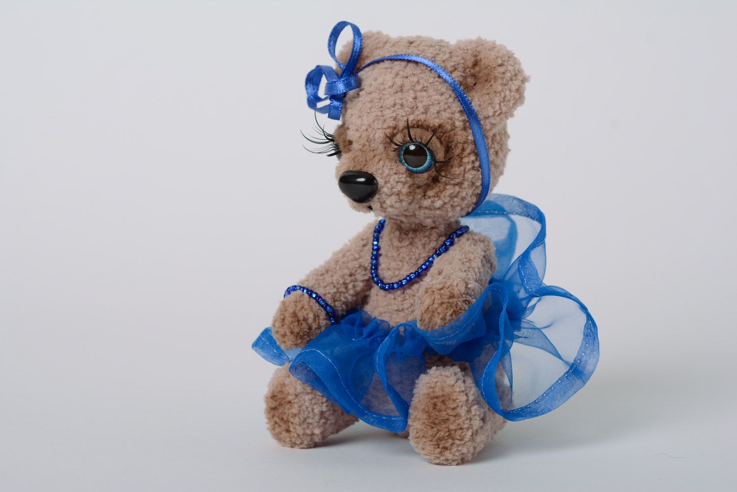 Маленькая мягкая игрушка в виде медведицы в синем наряде милая ручной работы фото 3