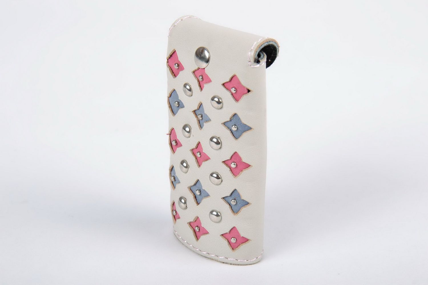 White leather key holder with rivets photo 4