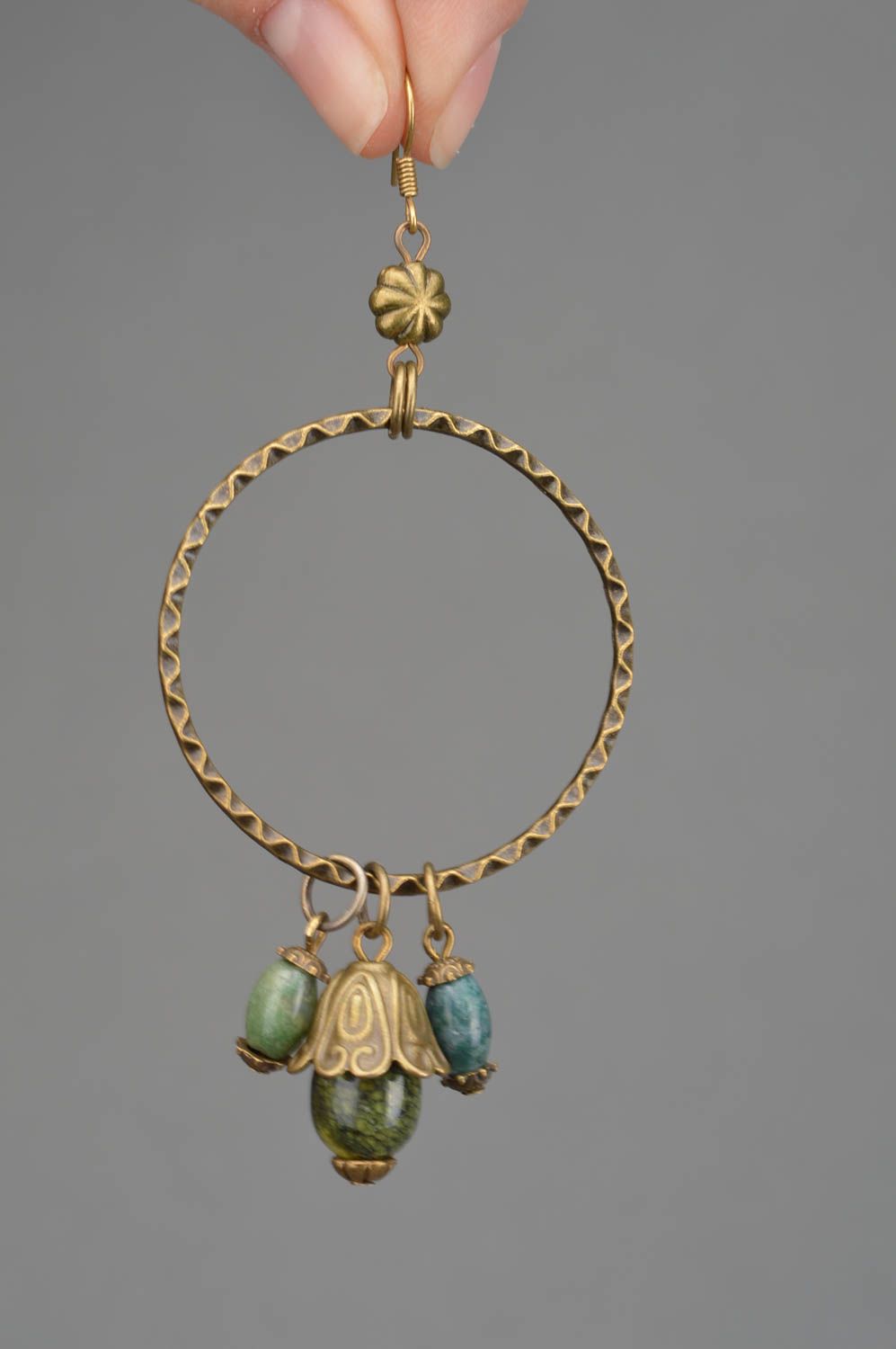Boucles d'oreilles et collier en métal et perles fantaisie faits main ensemble photo 3