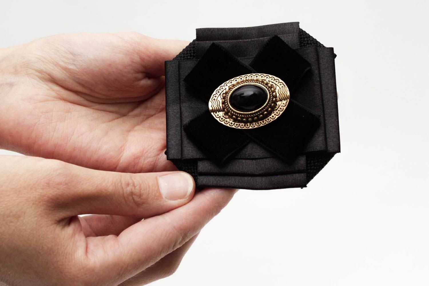 Broche noire faite main Accessoire femme satin velours Cadeau pour femme photo 2