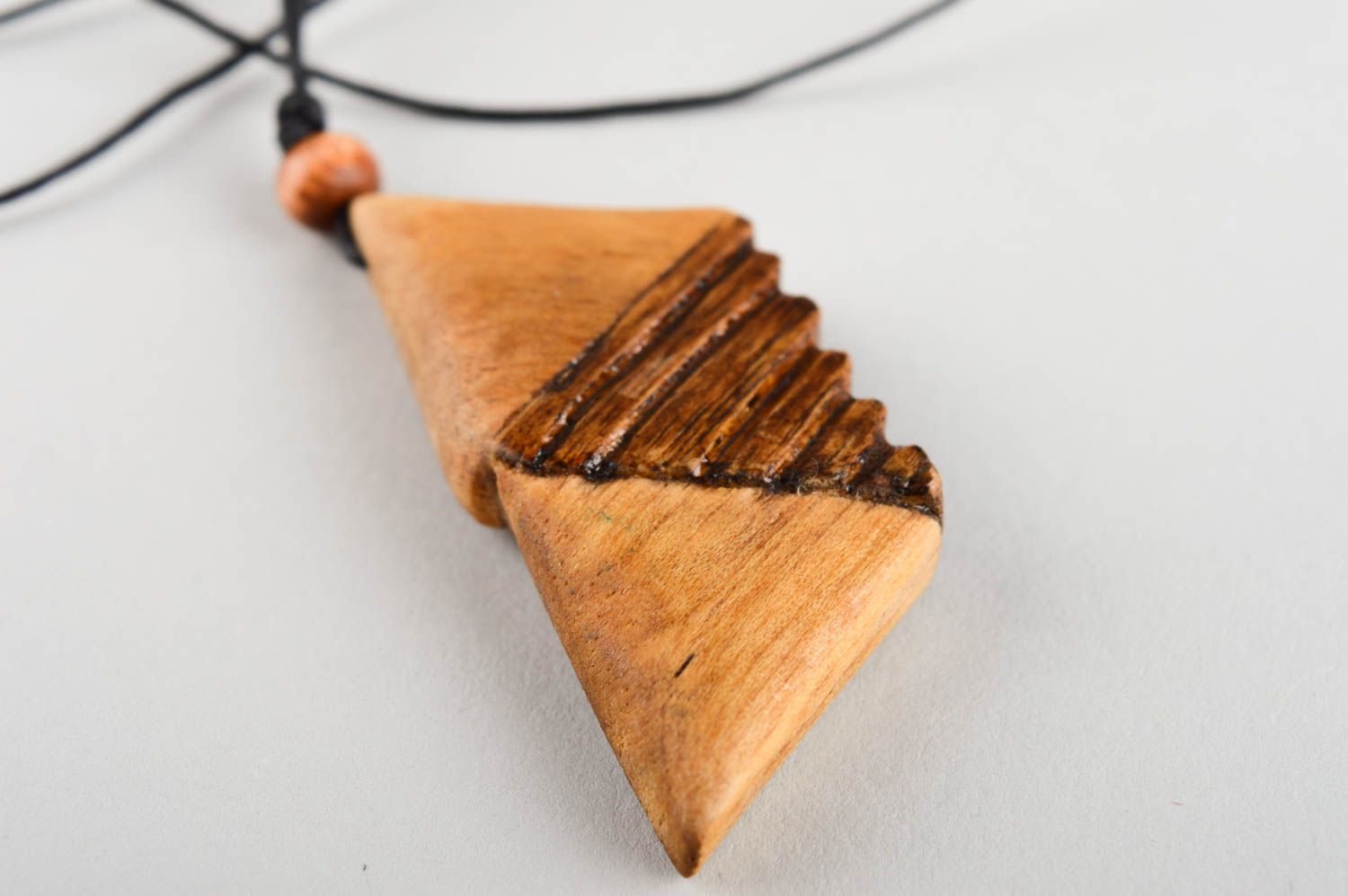 Кулон ручной работы украшение на шею авторский аксессуар из дерева Треугольники фото 5