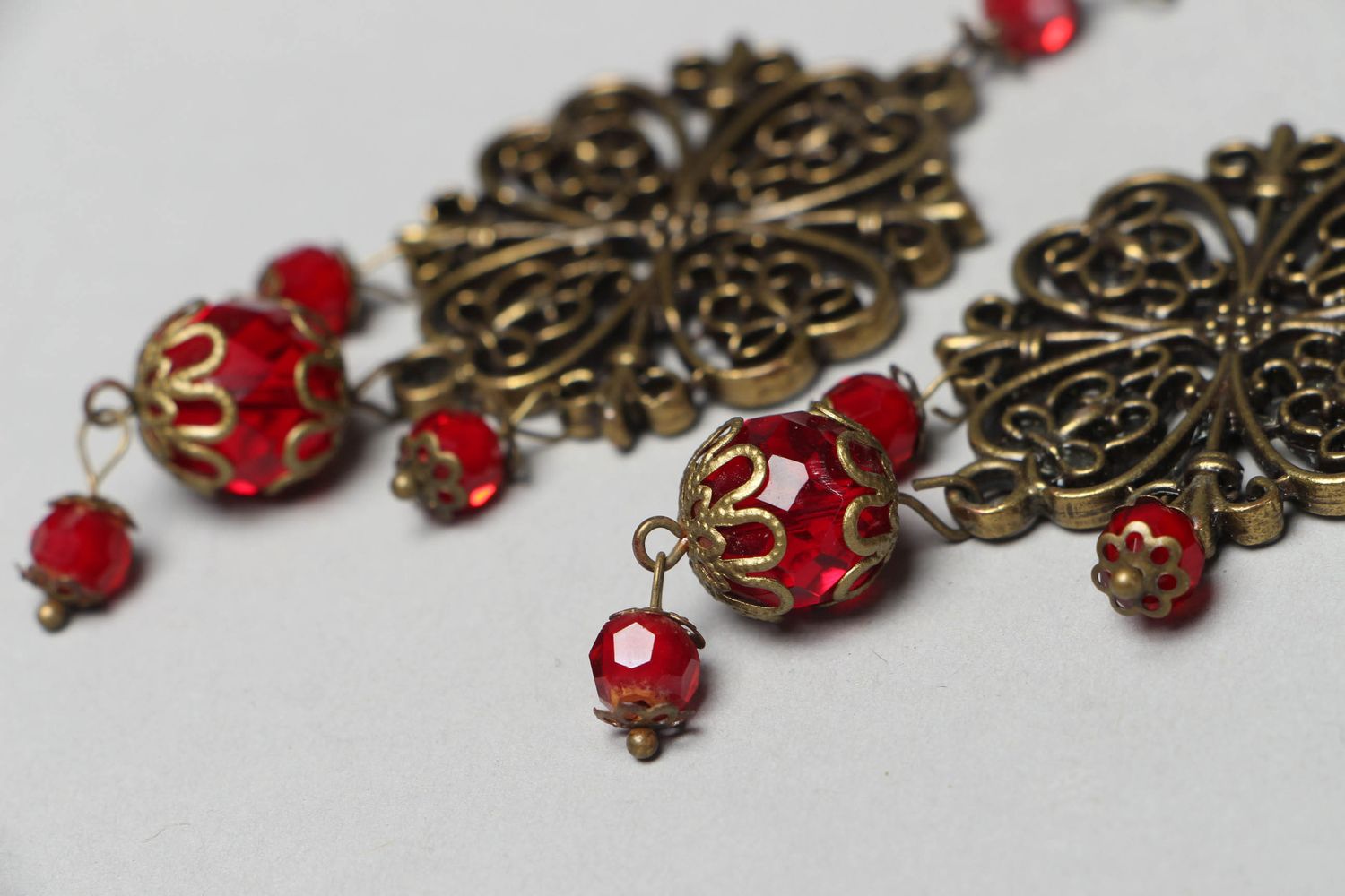 Boucles d'oreilles artisanales avec perles rouges de verre photo 3
