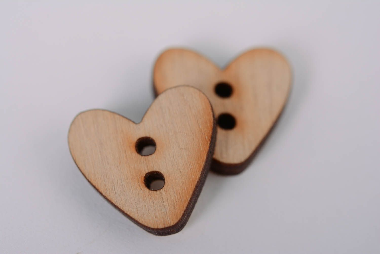 Bouton en bois fait main en forme de cœur photo 5
