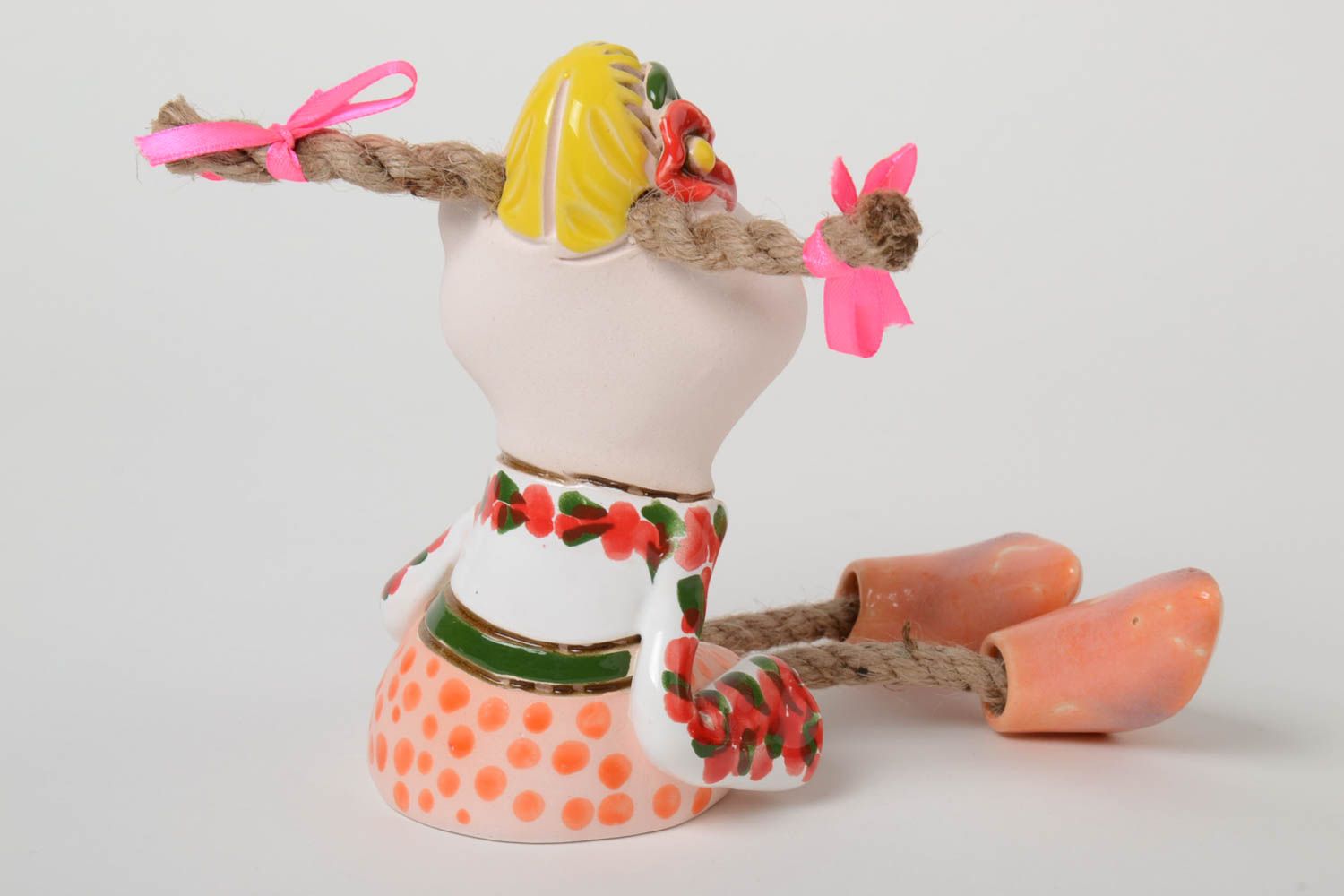 Керамическая статуэтка в виде девушки с косичками ручной работы с росписью фото 4