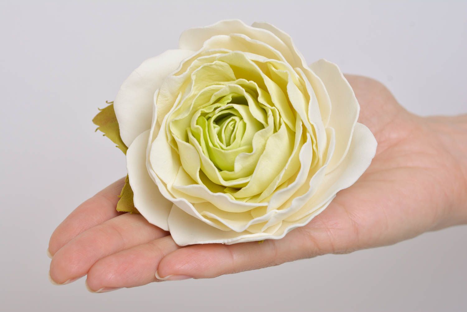 Резинка для волос с цветком розы из фоамирана большая пышная ручной работы фото 3
