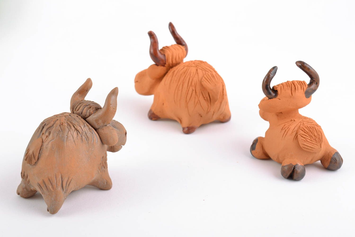 Keramische Statuetten Set aus Ton mit Bemalung in Form von drei Ochsen handmade foto 5