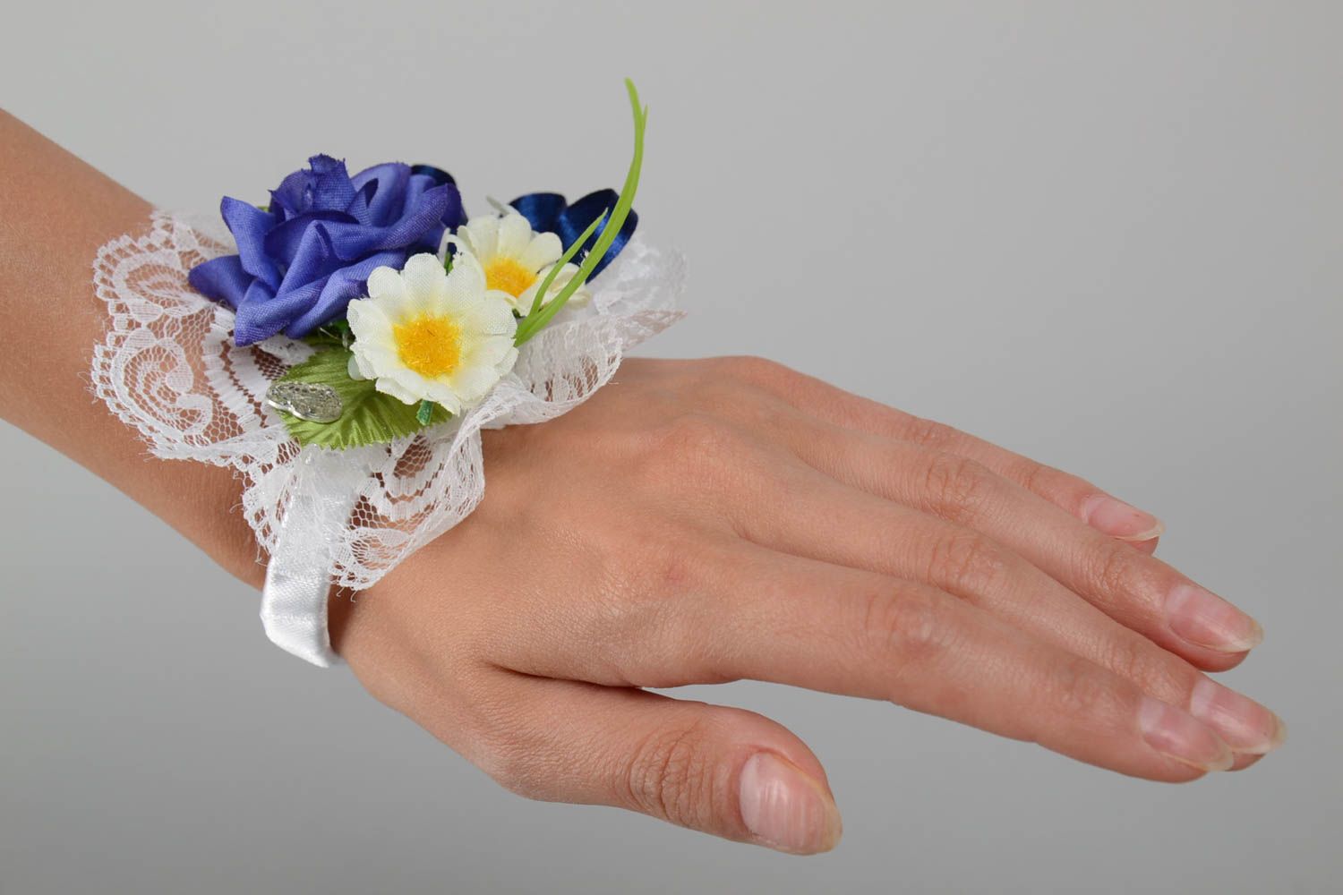 Corsage de poignet fleurs artificielles dentelle rubans de satin fait main photo 2