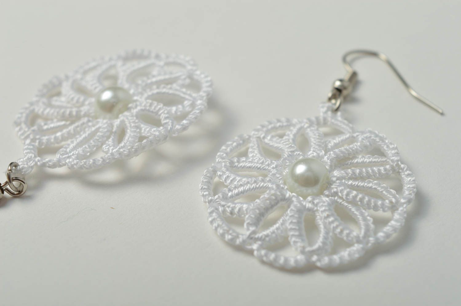 Boucles d'oreilles blanches Bijou fait main frivolité Cadeau pour femme photo 5